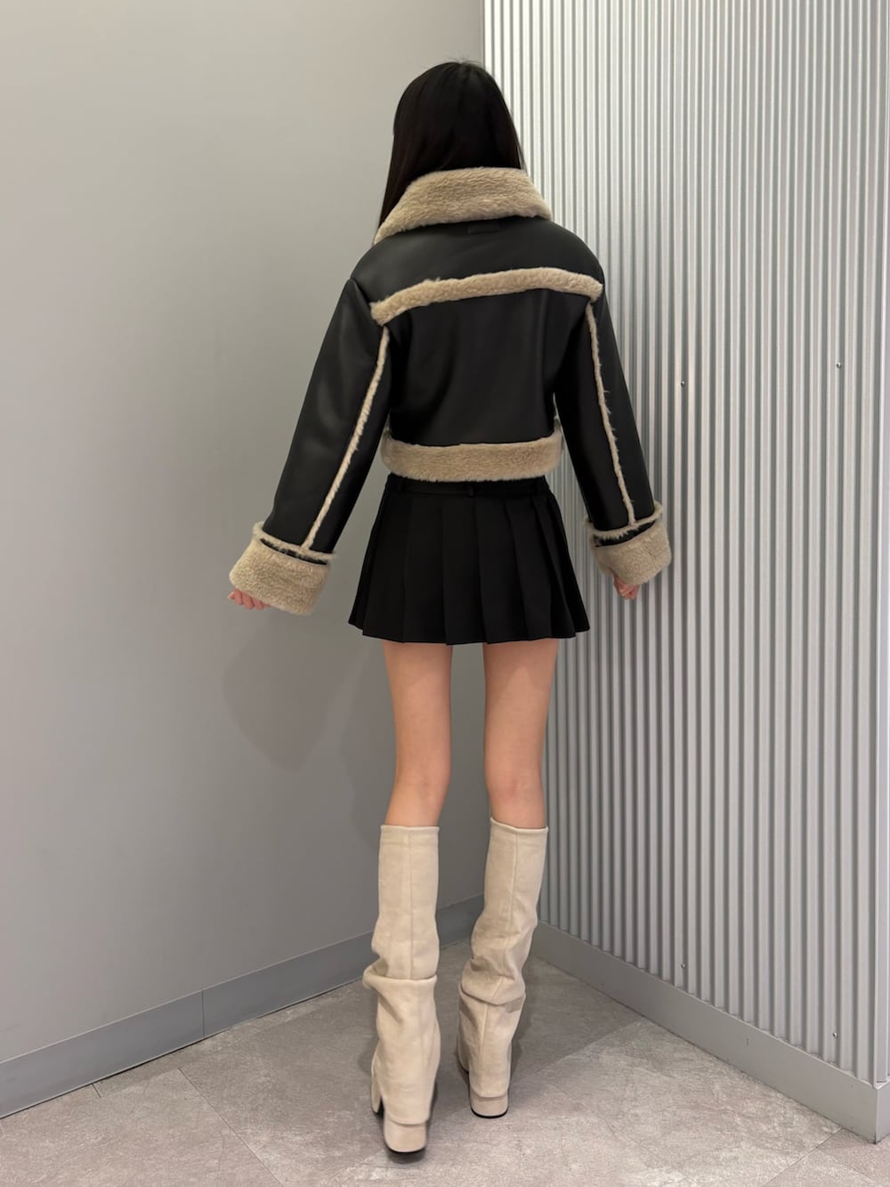 ブラック系のスカート、その他のブルゾン、ホワイト系のブーツを着用したレディースの秋コーディネートの5枚目の写真