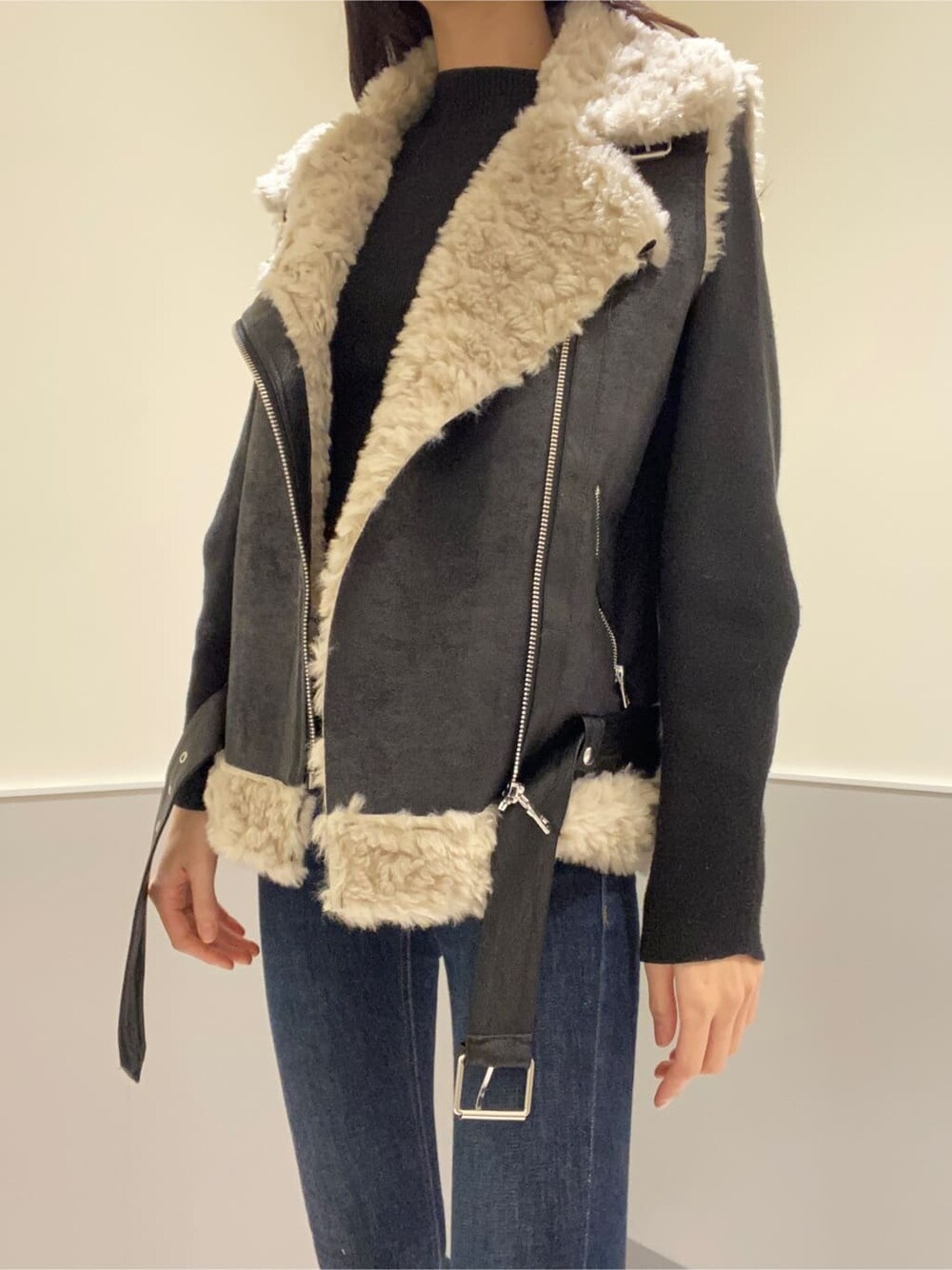 ブルー系のデニムパンツ、ブルー系のデニムパンツ、ブラック系のブーツを着用したレディースの秋コーディネートの7枚目の写真