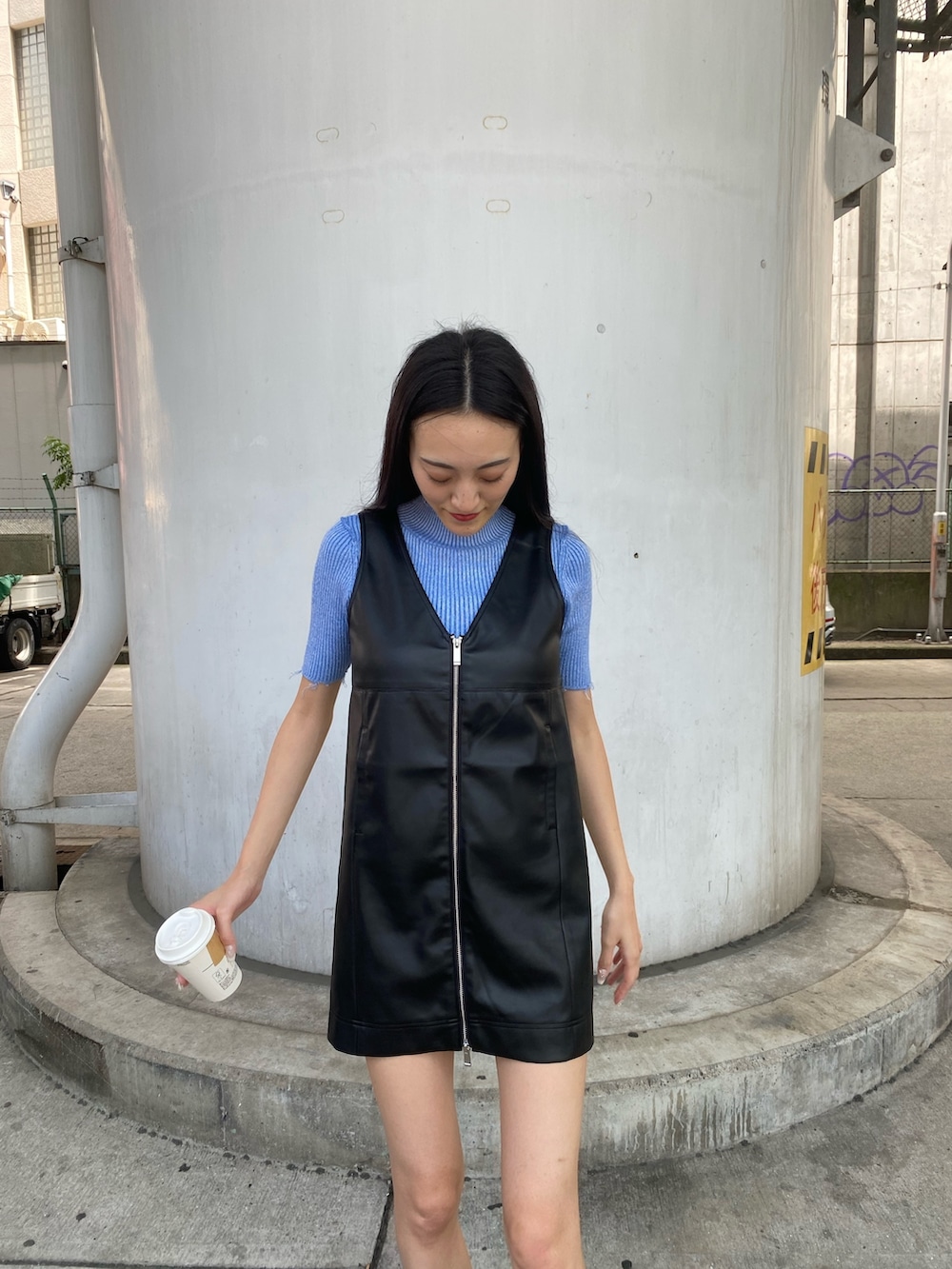 ブラック系のワンピース、ブルー系のニット/セーター、ブラック系のサンダルを着用したレディースの夏コーディネートの6枚目の写真