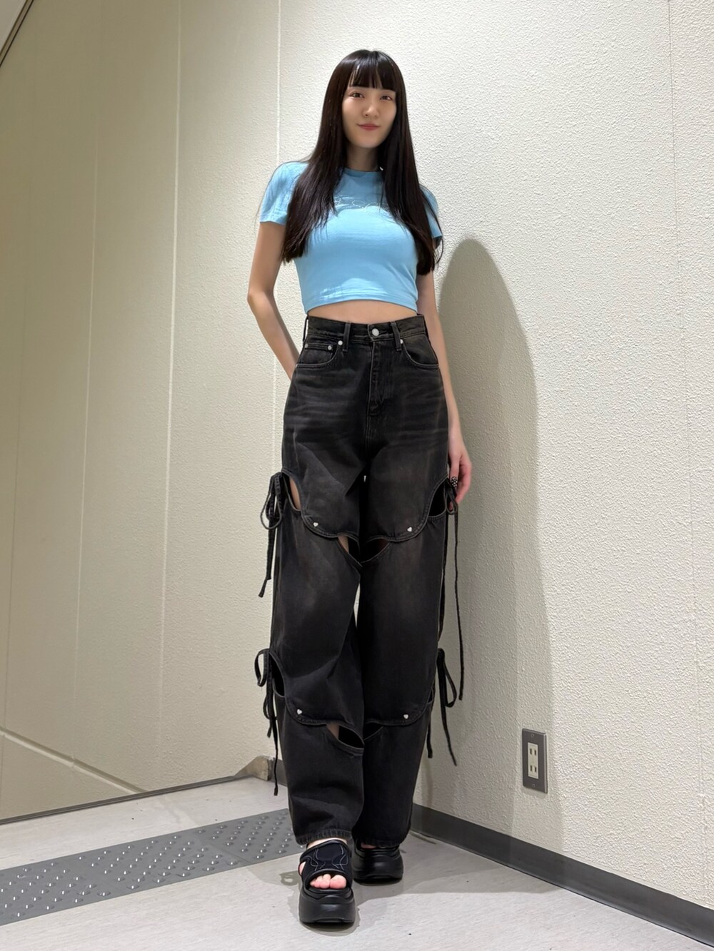 ブルー系のTシャツ/カットソー、ブラック系のデニムパンツ、ブラック系のサンダルを着用したレディースの春コーディネートの3枚目の写真