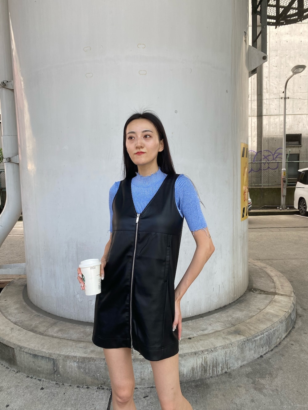 ブラック系のワンピース、ブルー系のニット/セーター、ブラック系のサンダルを着用したレディースの夏コーディネートの5枚目の写真