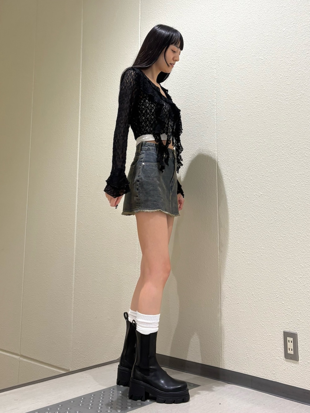 ブルー系のスカート、ブラック系のシャツ/ブラウス、ホワイト系のキャミソールを着用したレディースの夏コーディネートの3枚目の写真