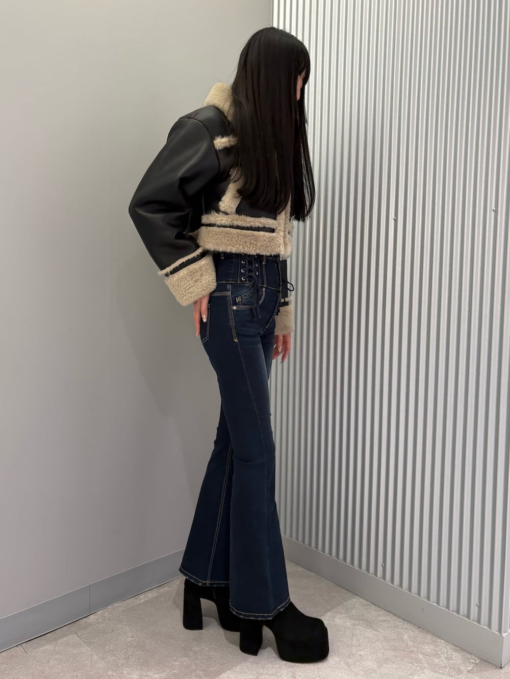 ブルー系のデニムパンツ、その他のブルゾン、ブラック系のブーツを着用したレディースの秋コーディネートの5枚目の写真