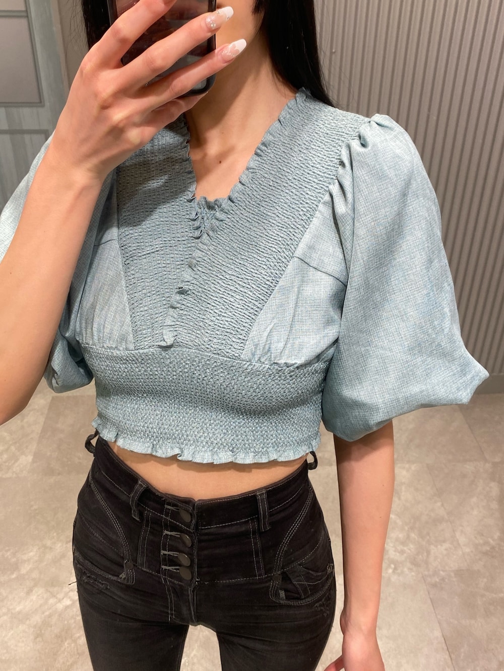 ブラック系のデニムパンツ、ブルー系のTシャツ/カットソーを着用したレディースの春コーディネートの6枚目の写真