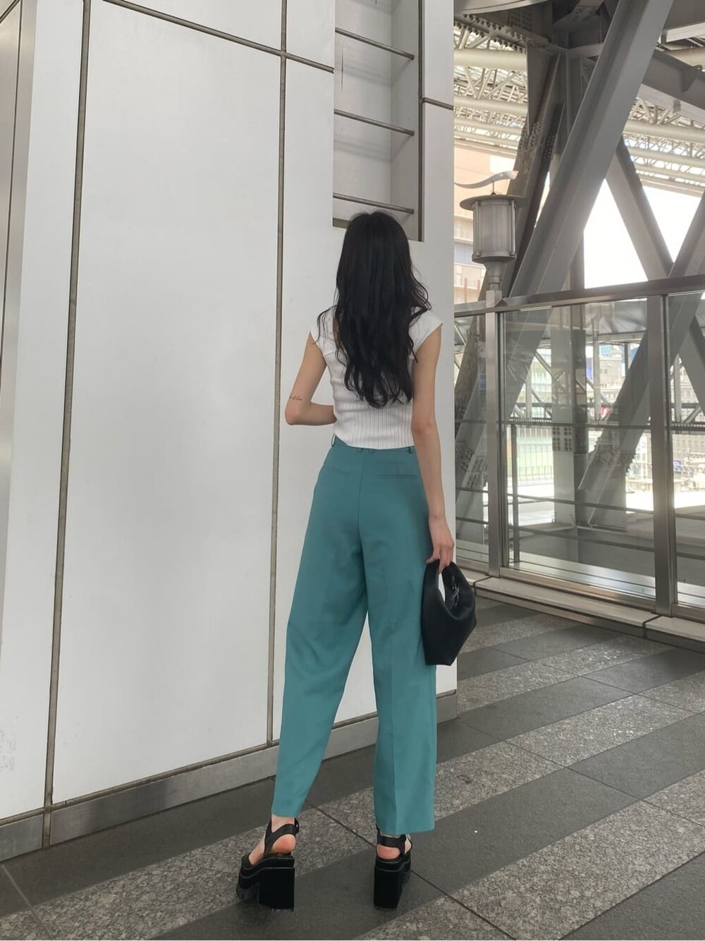 ブラック系のサンダル、ホワイト系のタンクトップ、ブルー系のその他パンツを着用したレディースの夏コーディネートの4枚目の写真