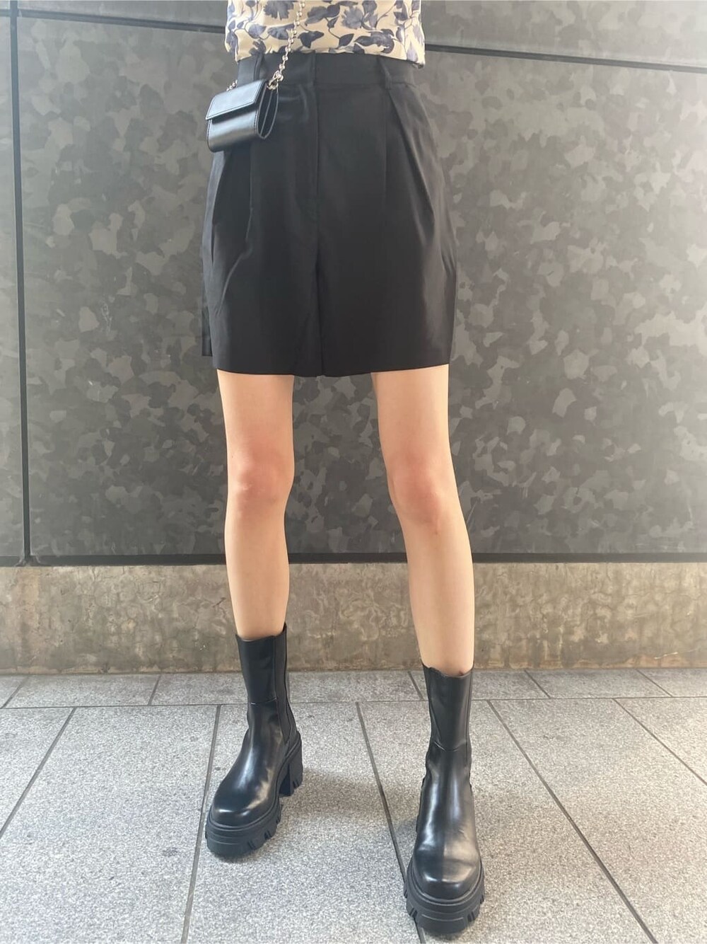 ブラック系のその他パンツ、ブラック系のブーツ、その他のTシャツ/カットソーを着用したレディースの夏コーディネートの5枚目の写真