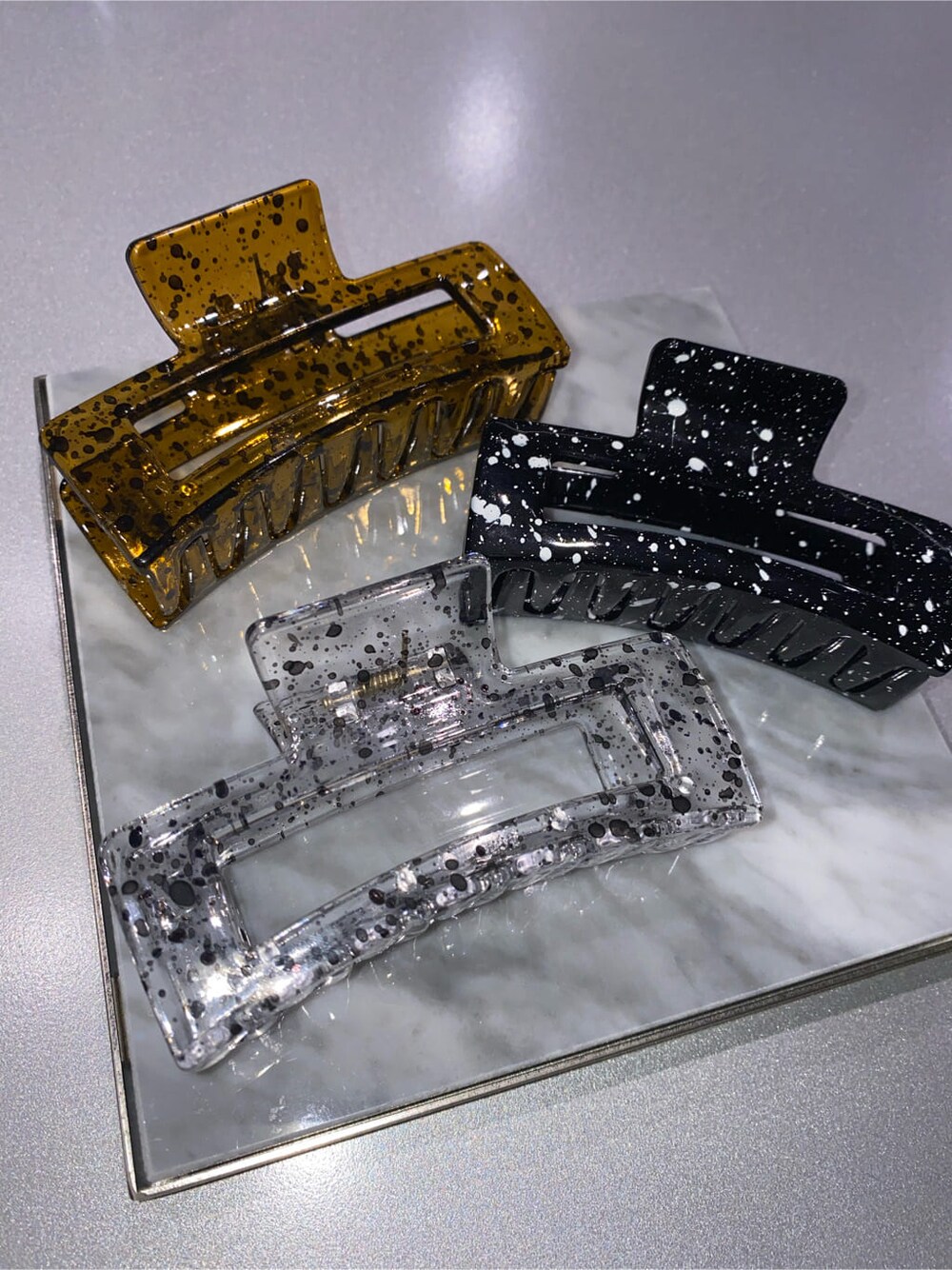 グリーン系のニット/セーター、その他のバレッタ/ヘアクリップを着用したレディースの冬コーディネートの4枚目の写真