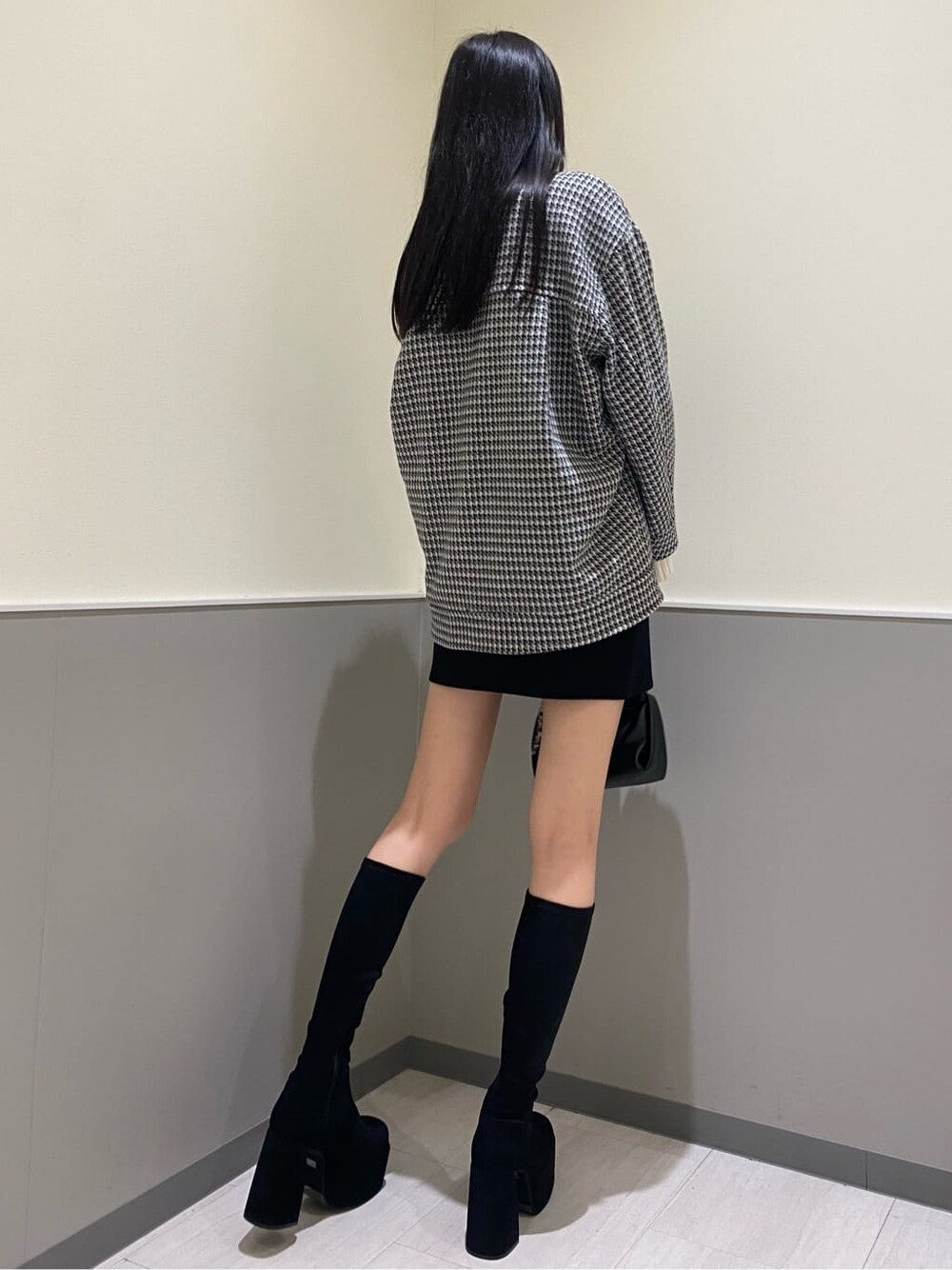 ブラック系のブーツ、その他のテーラードジャケット、ブラック系のスカートを着用したレディースの秋コーディネートの4枚目の写真