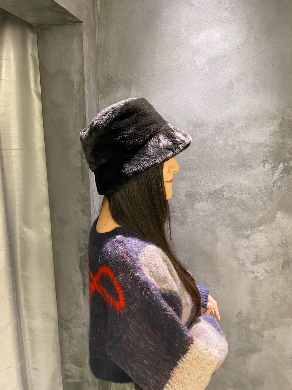 ブルー系のデニムパンツ、ブルー系のニット/セーター、ブラック系のブーツを着用したレディースの秋コーディネートの7枚目の写真