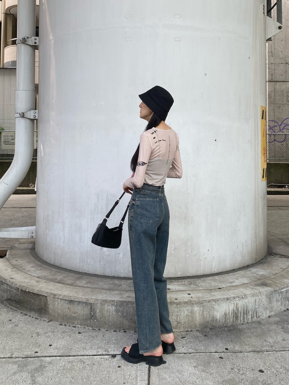 ブルー系のデニムパンツ、ブラック系のTシャツ/カットソー、ホワイト系のTシャツ/カットソーを着用したレディースの夏コーディネートの3枚目の写真