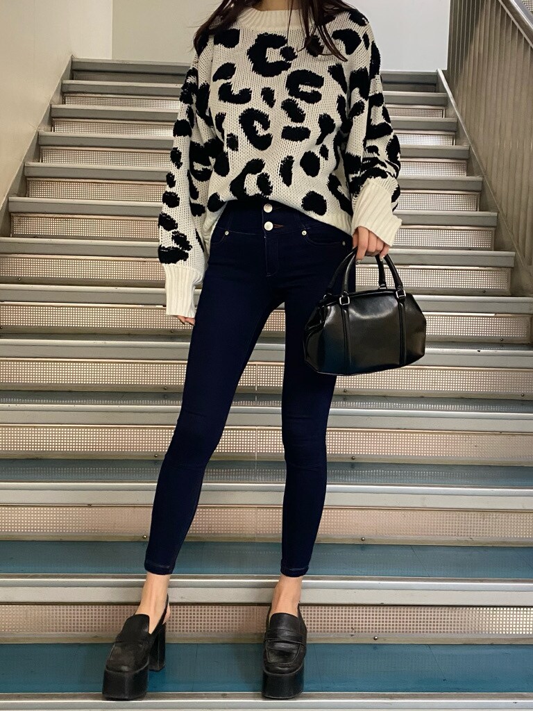 ホワイト系のニット/セーターを着用したレディースの秋コーディネートの2枚目の写真