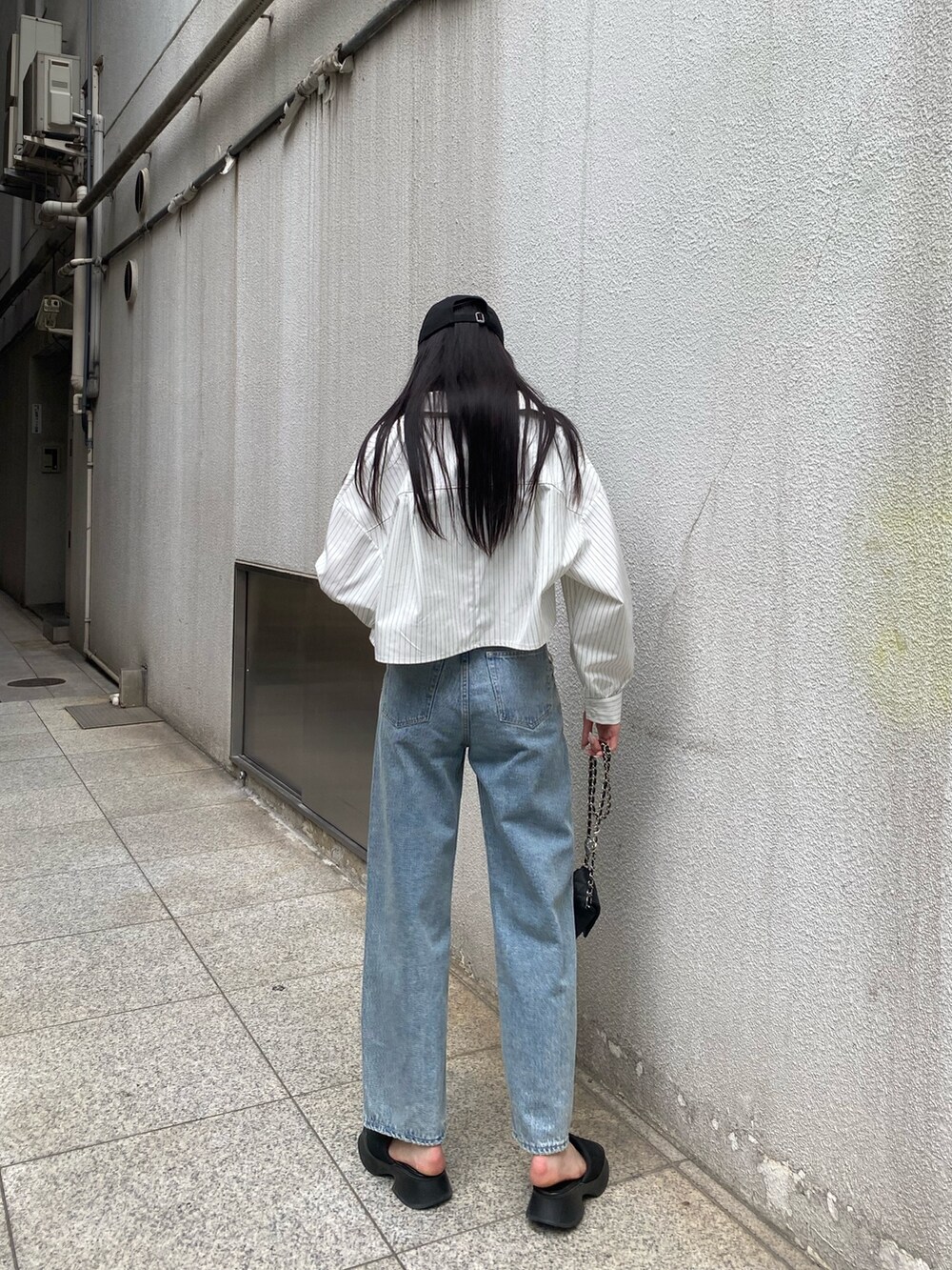 ブルー系のデニムパンツ、その他のシャツ/ブラウス、ブラック系のサンダルを着用したレディースの夏コーディネートの4枚目の写真