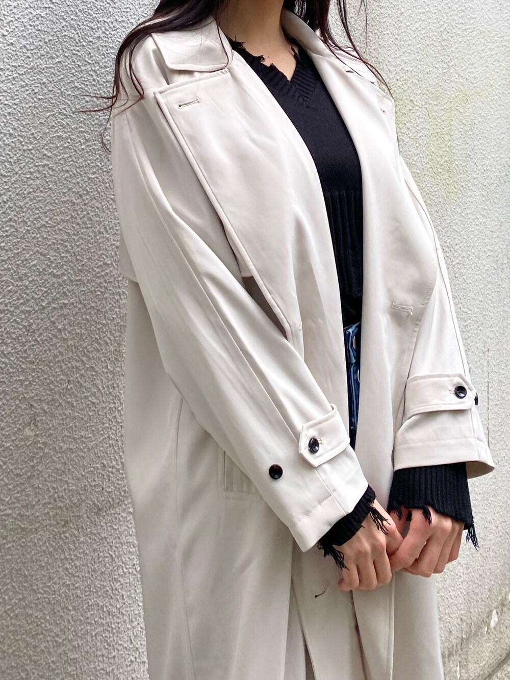 ブラック系のニット/セーター、ブルー系のデニムパンツ、ブラック系のブーツを着用したレディースの冬コーディネートの9枚目の写真