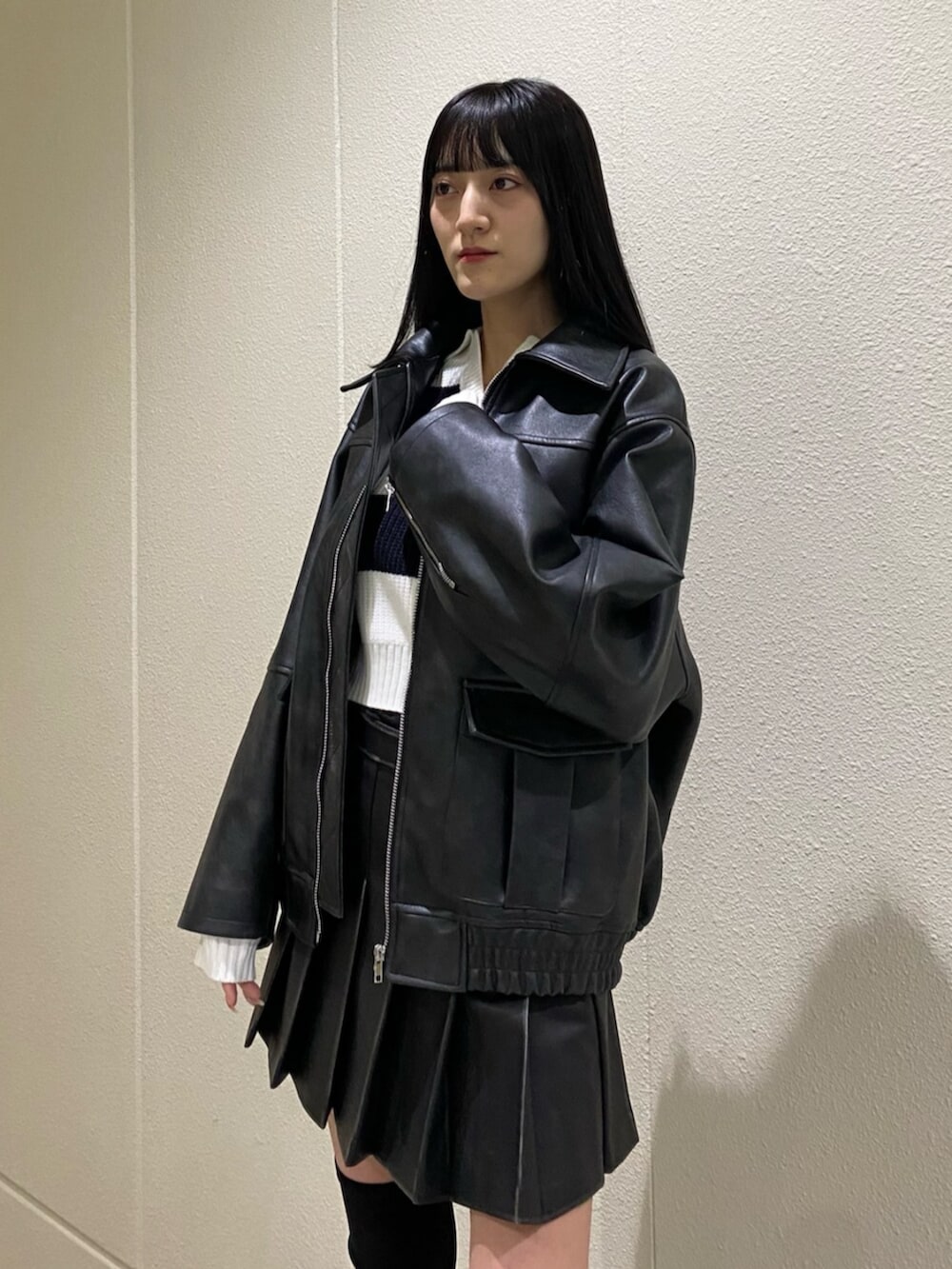 ブラック系のスカート、その他のニット/セーター、ブラック系のブーツを着用したレディースの冬コーディネートの7枚目の写真