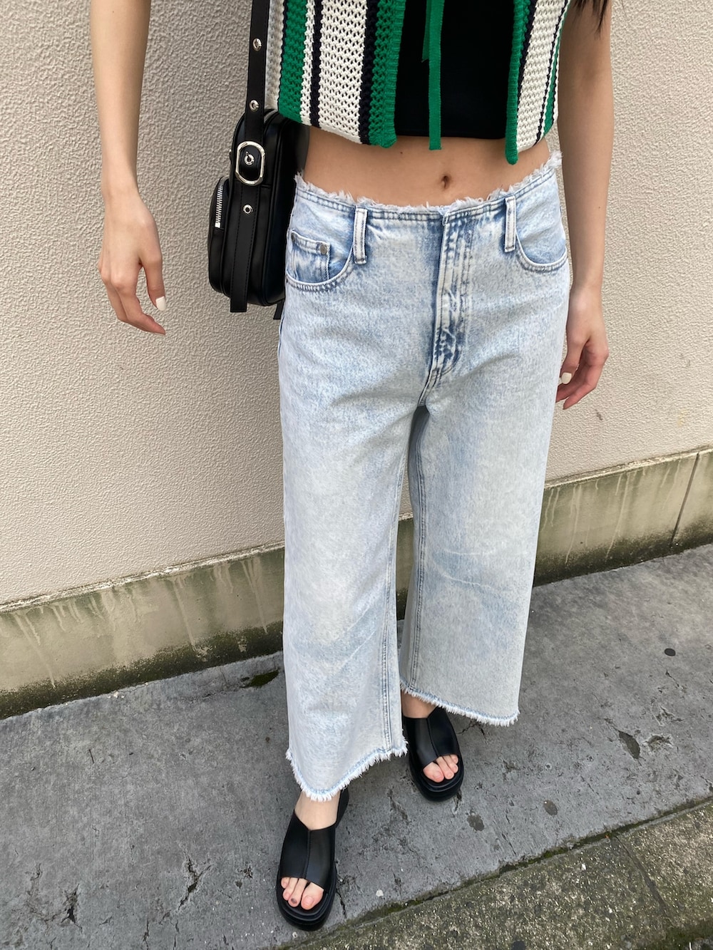 ブラック系のニット/セーター、その他のニット/セーター、ブルー系のデニムパンツを着用したレディースの春コーディネートの8枚目の写真