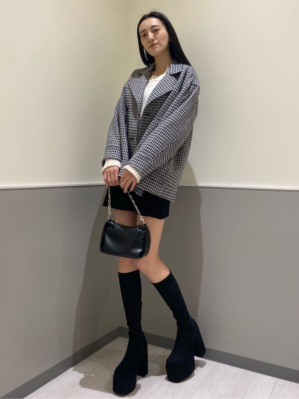 ブラック系のブーツ、その他のテーラードジャケット、ブラック系のスカートを着用したレディースの秋コーディネートの2枚目の写真