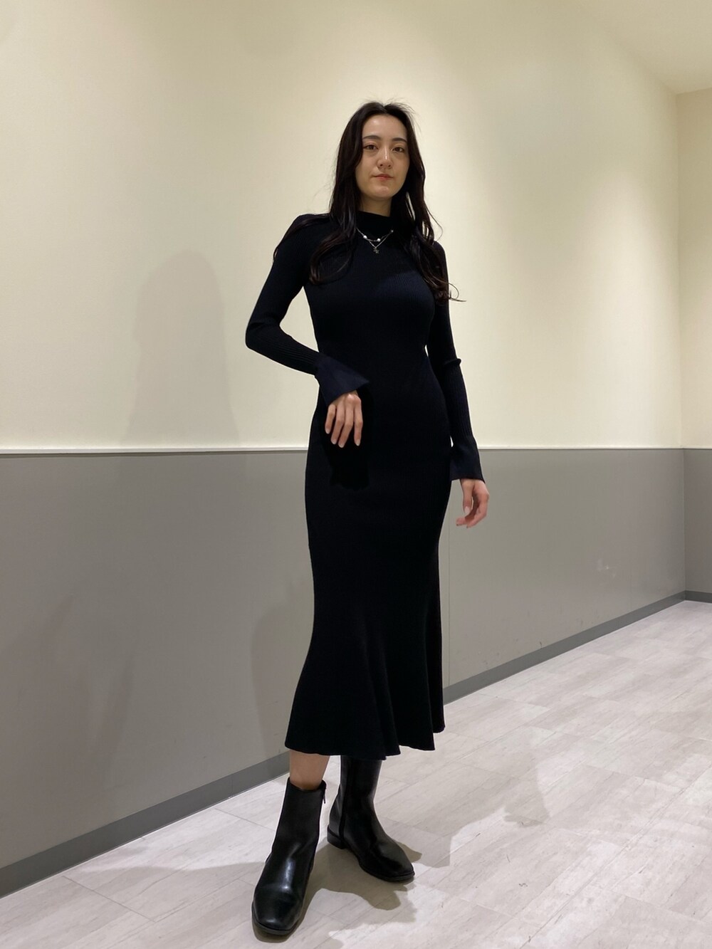 ブラック系のワンピース、シルバー系のネックレスを着用したレディースの冬コーディネートの4枚目の写真