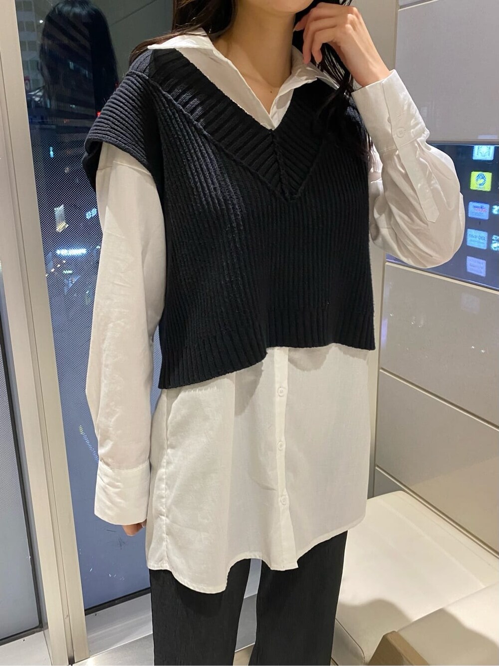 ブラック系のベスト、ブラック系のその他パンツ、ホワイト系のシャツ/ブラウスを着用したレディースの春コーディネートの4枚目の写真