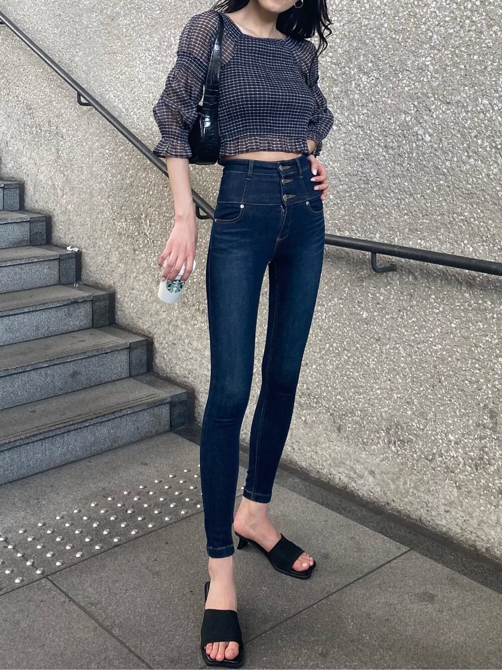 ブラック系のデニムパンツ、その他のTシャツ/カットソー、ブラック系のサンダルを着用したレディースの夏コーディネートの3枚目の写真