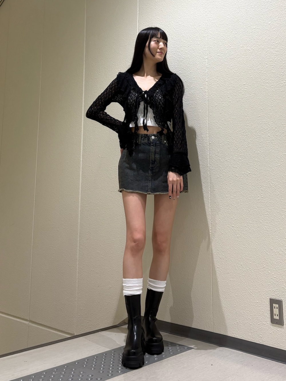 ブルー系のスカート、ブラック系のシャツ/ブラウス、ホワイト系のキャミソールを着用したレディースの夏コーディネートの2枚目の写真