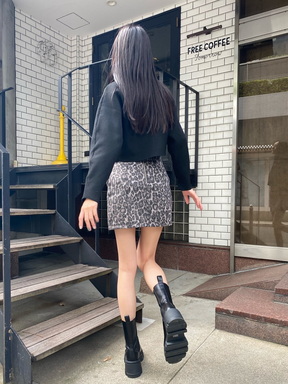 その他のスカート、ホワイト系のブルゾン、ブラック系のブーツを着用したレディースの秋コーディネートの7枚目の写真