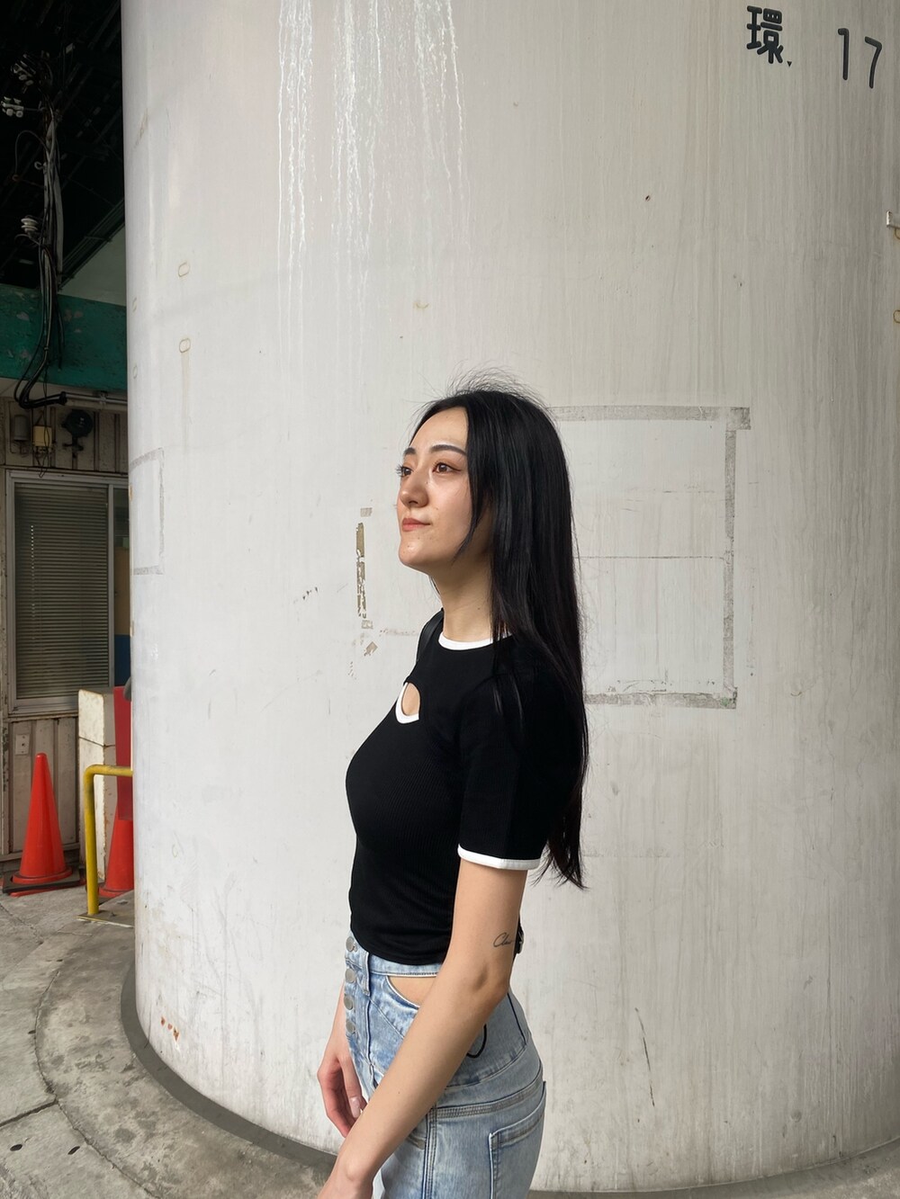 ブラック系のTシャツ/カットソー、ブルー系のデニムパンツ、ホワイト系のサンダルを着用したレディースの夏コーディネートの5枚目の写真