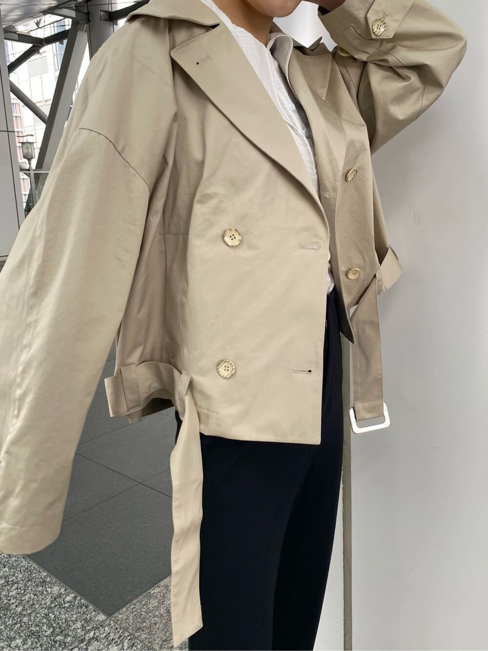 ブラック系のその他パンツ、ベージュ系のトレンチコート、ブラック系のブーツを着用したレディースの冬コーディネートの6枚目の写真