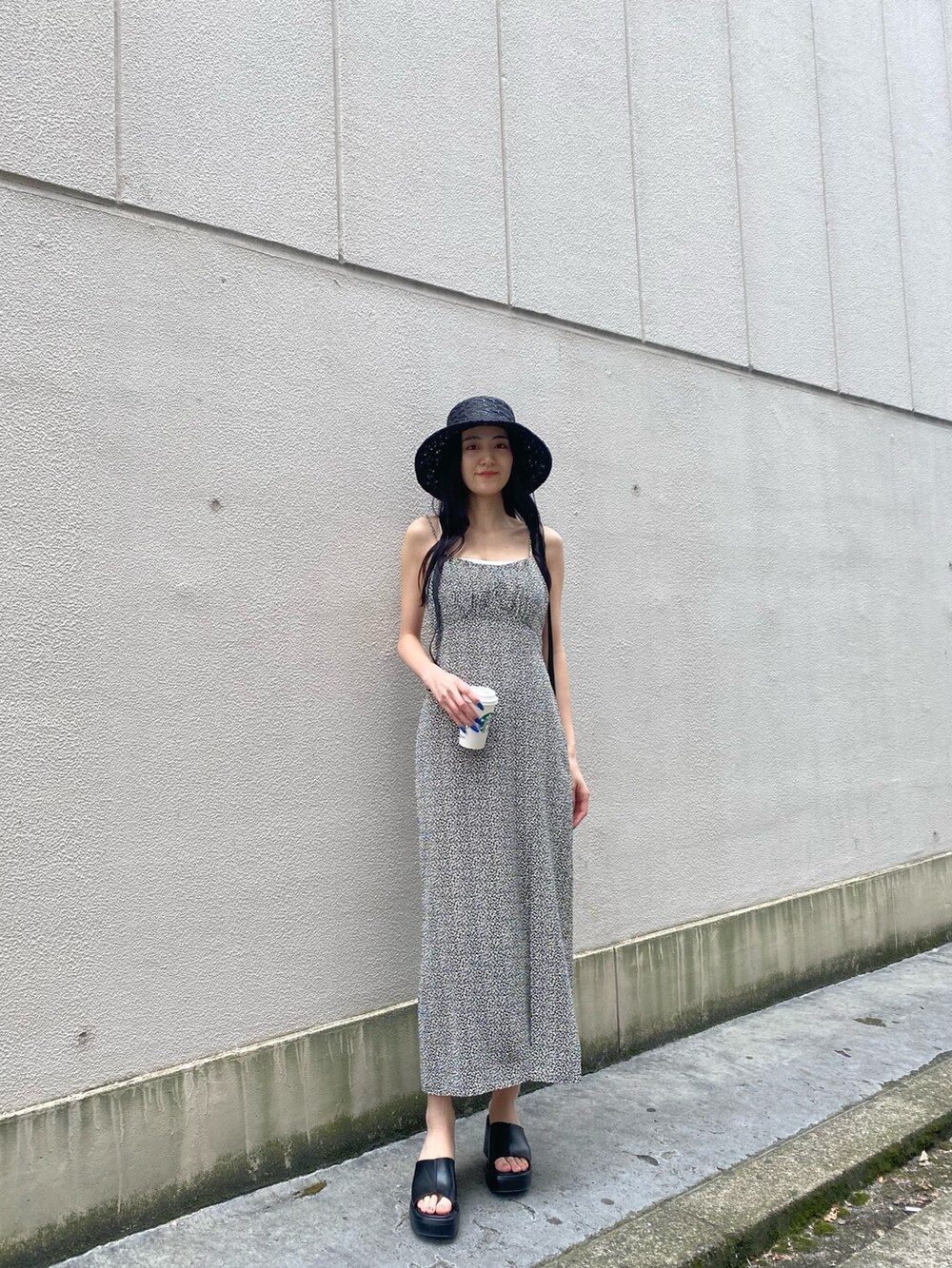 その他のワンピース、ホワイト系のキャミソール、ブラック系のサンダルを着用したレディースの夏コーディネートの2枚目の写真