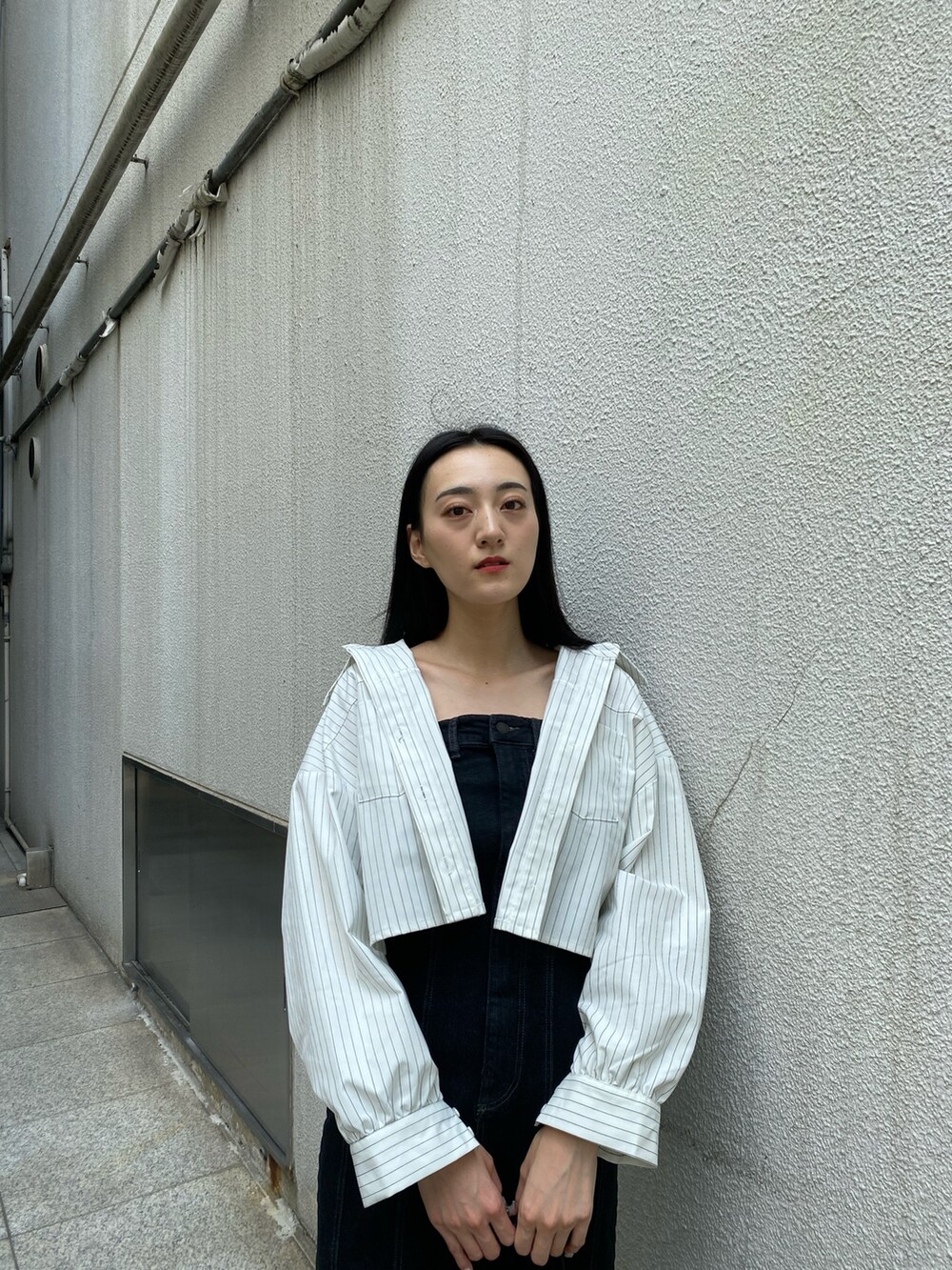 ブラック系のサンダル、その他のシャツ/ブラウス、ブラック系のワンピースを着用したレディースの夏コーディネートの5枚目の写真