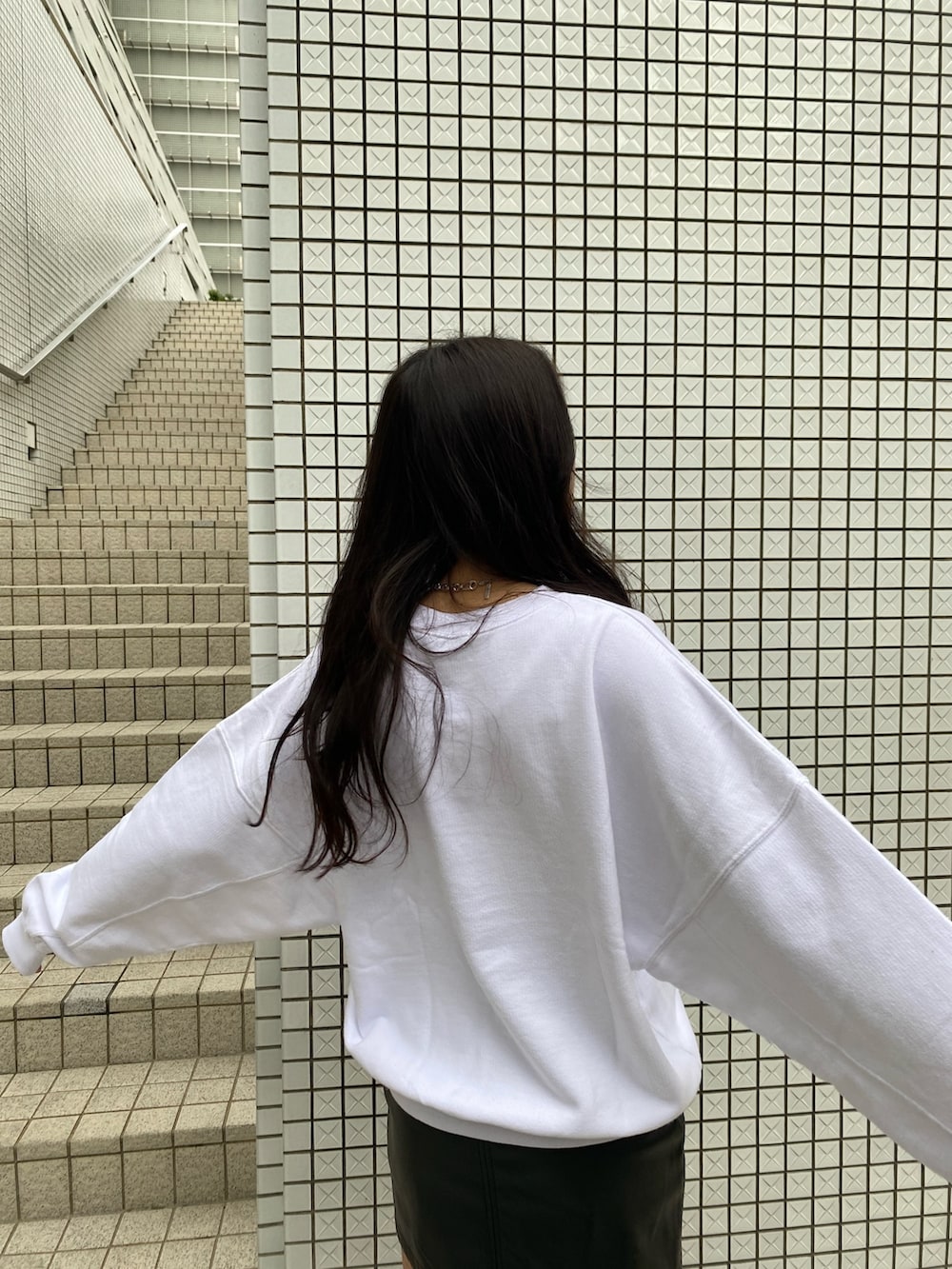 「大人カジュアル、スウェット、スウェットコーデ、トレーナー、タイトスカート、ミニスカート、レザースカート、厚底ブーツ、編み上げブーツ、ショートブーツ、春コーデ、高身長女子、高身長コーデ、カジュアルコーデ、お出かけコーデ」｜「EMODAのカーブウエストミニスカート（スカート、その他）」を使った、中村樹李亜さん（レディース・175cm）の冬コーディネートの8枚目の写真