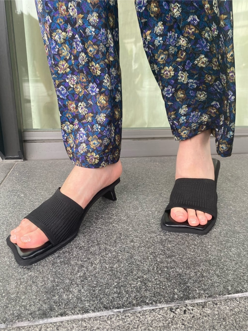 その他のその他パンツ、ブラック系のニット/セーター、ブラック系のサンダルを着用したレディースの夏コーディネートの7枚目の写真