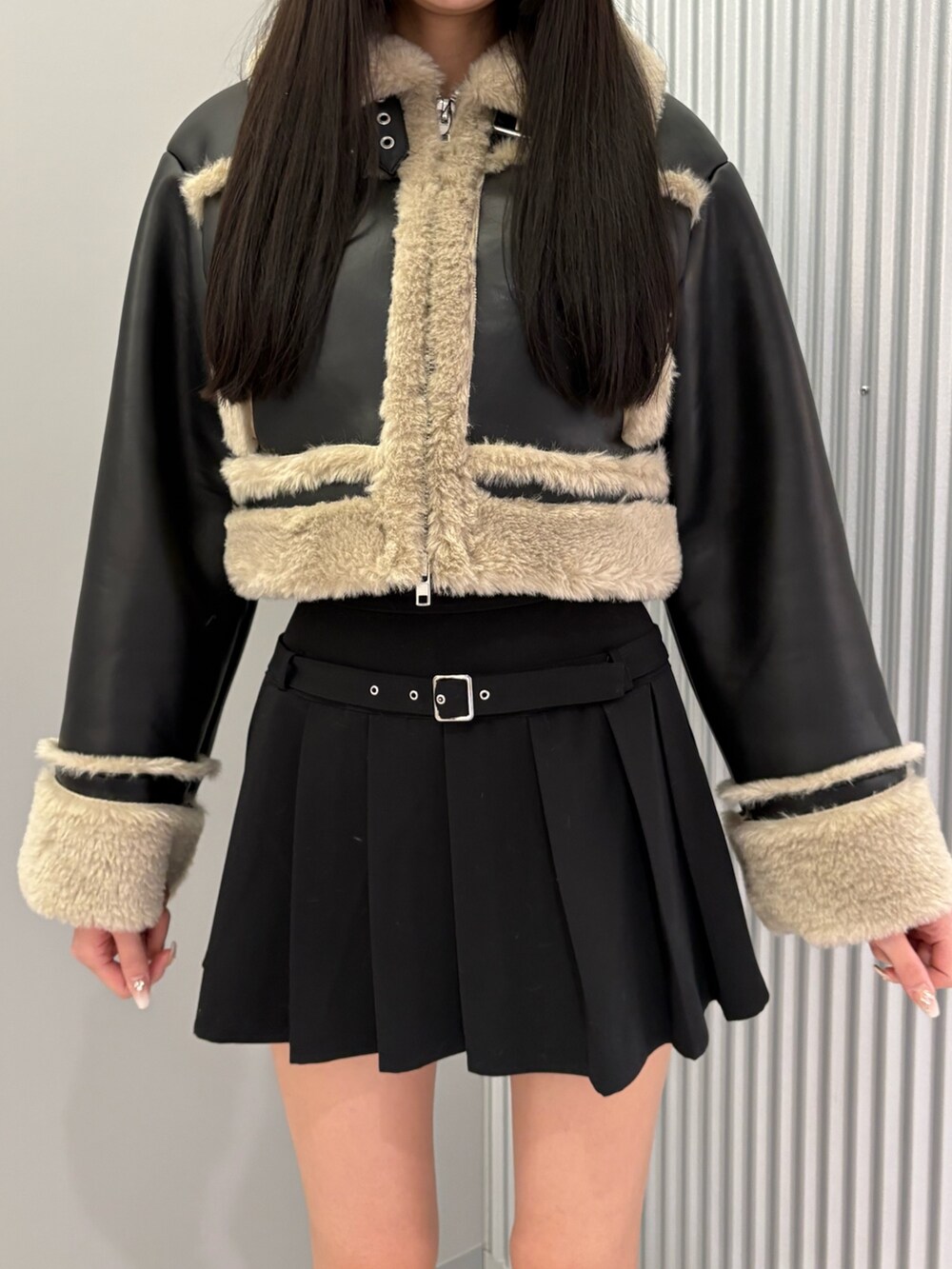 ブラック系のスカート、その他のブルゾン、ホワイト系のブーツを着用したレディースの秋コーディネートの6枚目の写真