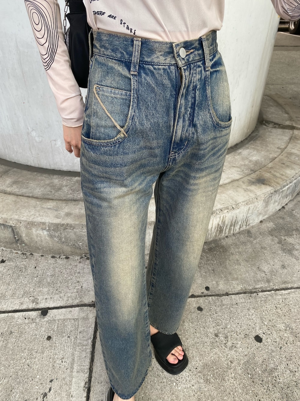 ブルー系のデニムパンツ、ブラック系のTシャツ/カットソー、ホワイト系のTシャツ/カットソーを着用したレディースの夏コーディネートの7枚目の写真