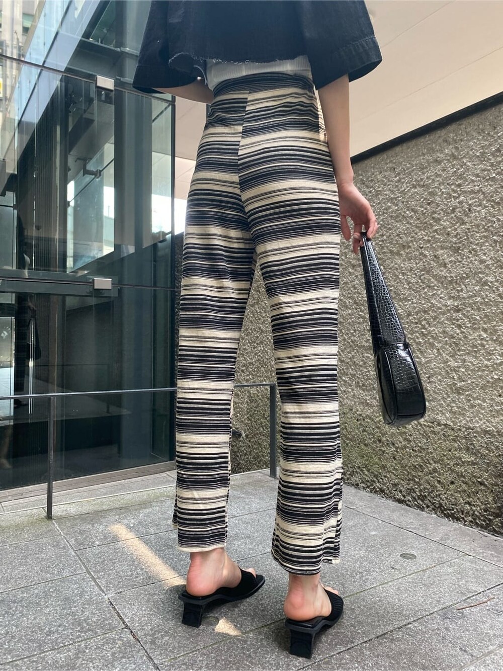 その他のその他パンツ、ブラック系のシャツ/ブラウス、ホワイト系のタンクトップを着用したレディースの夏コーディネートの7枚目の写真