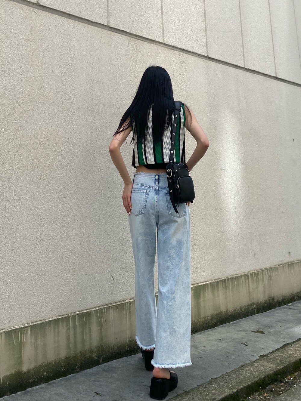 ブラック系のニット/セーター、その他のニット/セーター、ブルー系のデニムパンツを着用したレディースの春コーディネートの4枚目の写真