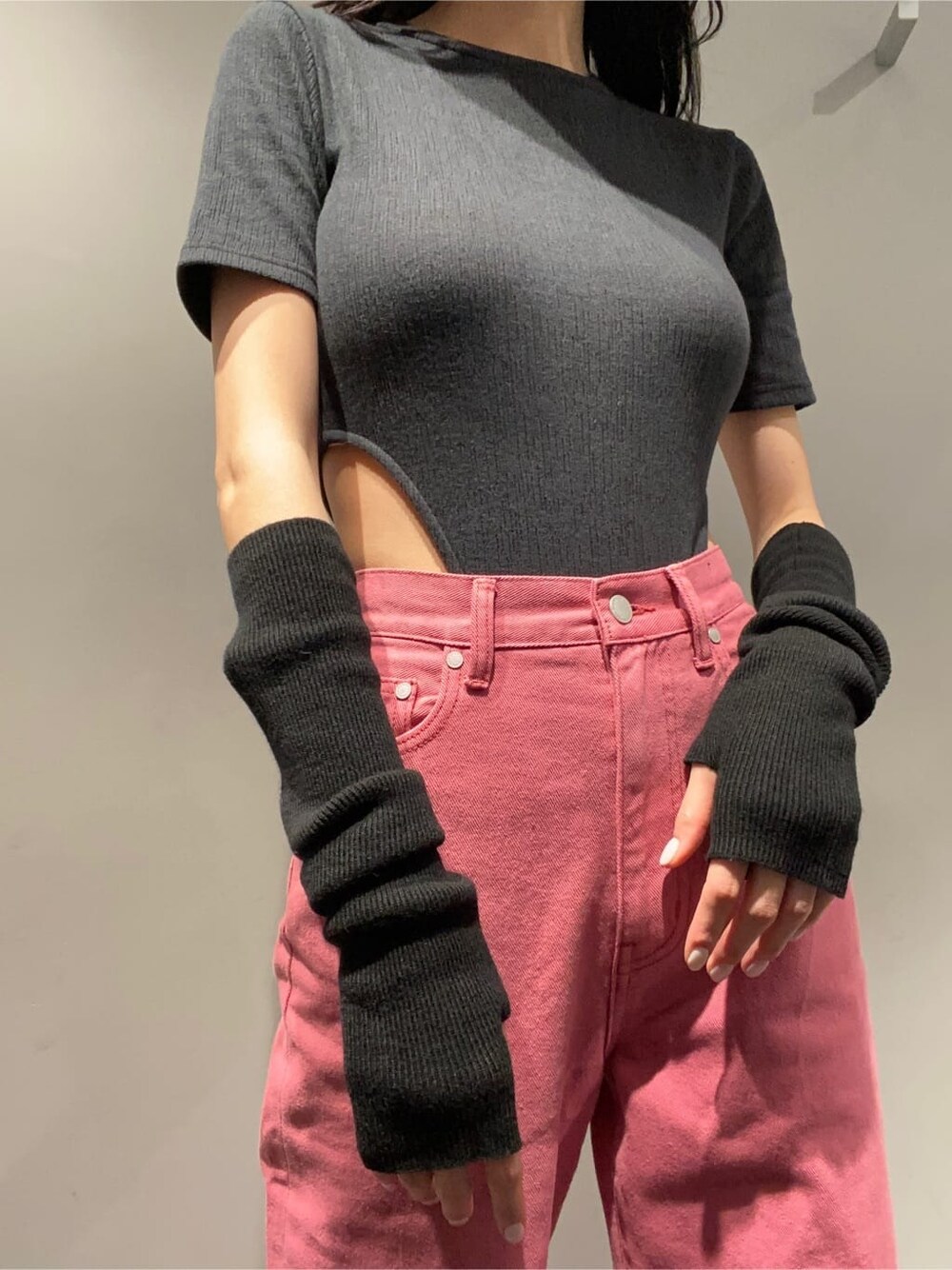 ピンク系のデニムパンツ、ブラック系のTシャツ/カットソー、ブラック系のハットを着用したレディースの夏コーディネートの4枚目の写真