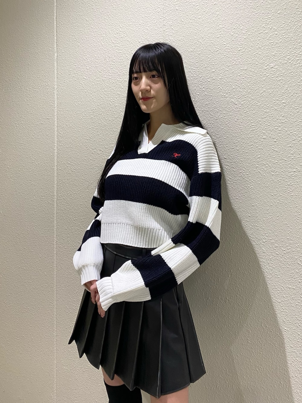 ブラック系のスカート、その他のニット/セーター、ブラック系のブーツを着用したレディースの冬コーディネートの6枚目の写真