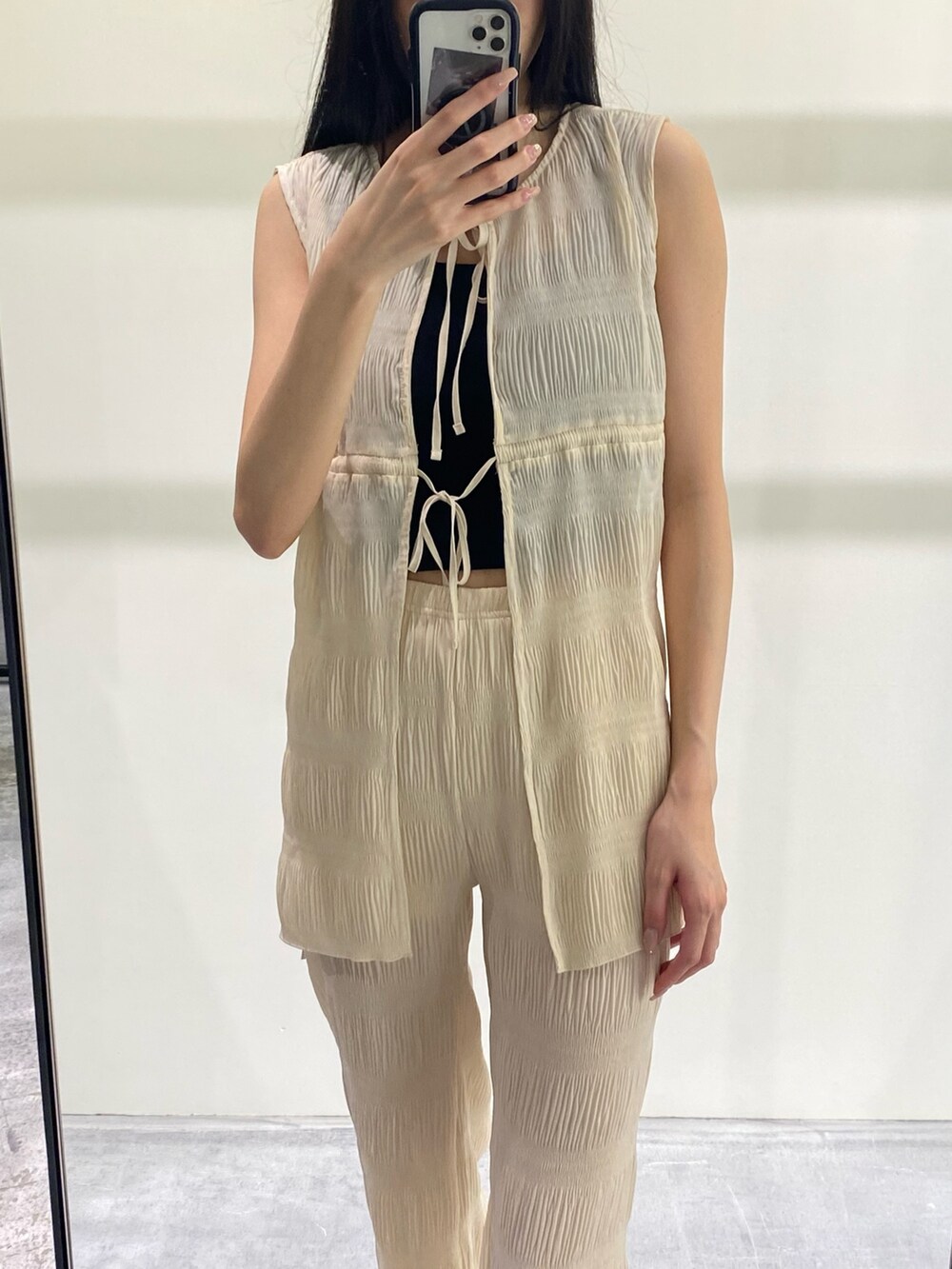 ホワイト系のTシャツ/カットソー、ホワイト系のその他パンツ、ブラック系のタンクトップを着用したレディースの夏コーディネートの3枚目の写真