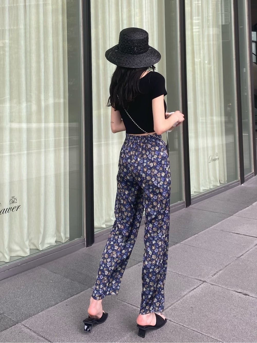 その他のその他パンツ、ブラック系のニット/セーター、ブラック系のサンダルを着用したレディースの夏コーディネートの3枚目の写真