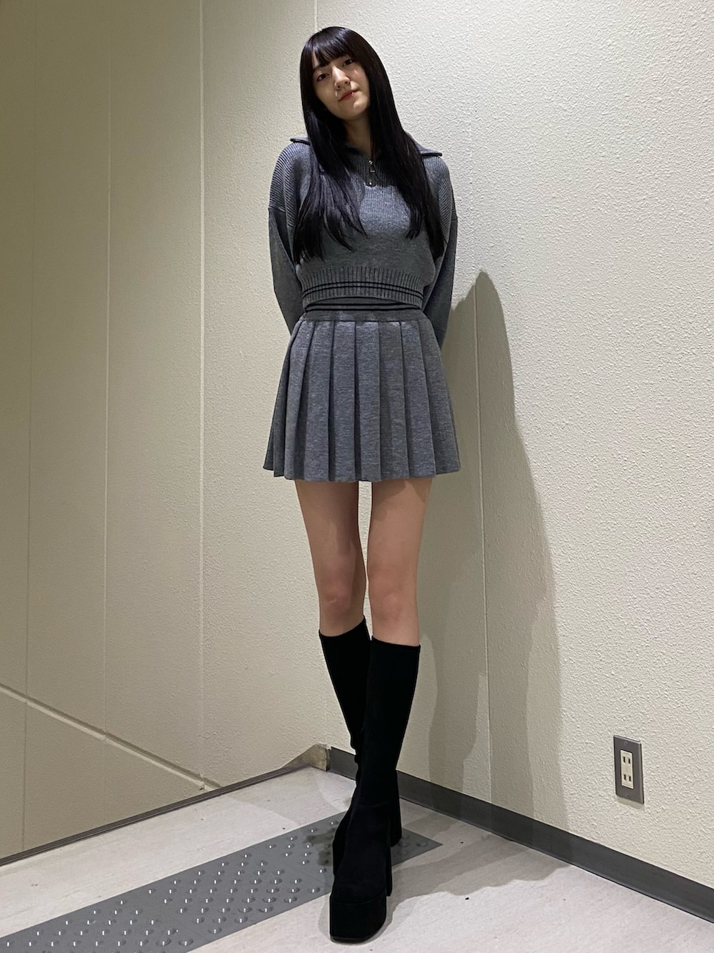 グレー系のニット/セーター、グレー系のスカート、その他のブーツを着用したレディースの秋コーディネートの4枚目の写真