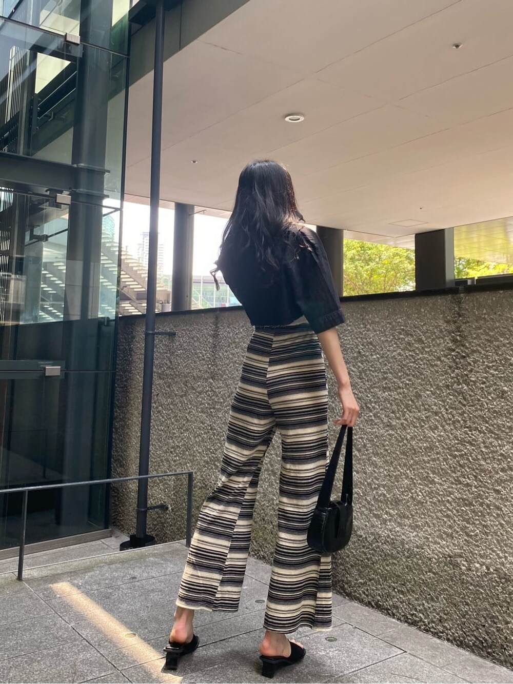 その他のその他パンツ、ブラック系のシャツ/ブラウス、ホワイト系のタンクトップを着用したレディースの夏コーディネートの3枚目の写真