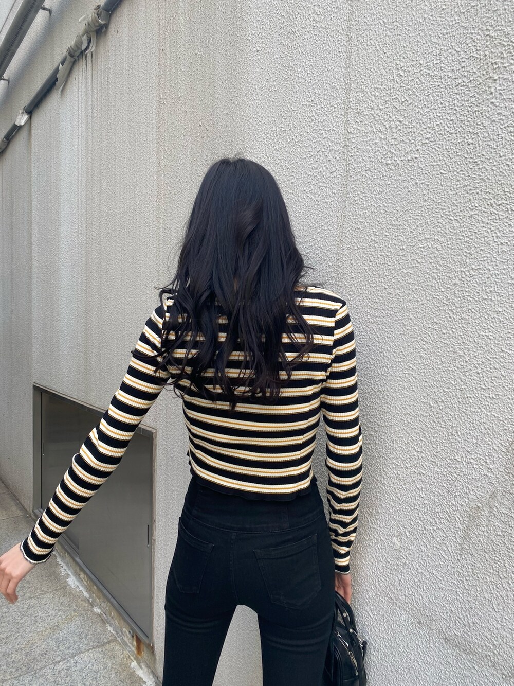 その他のTシャツ/カットソー、ブラック系のデニムパンツ、ブラック系のパンプスを着用したレディースの春コーディネートの7枚目の写真