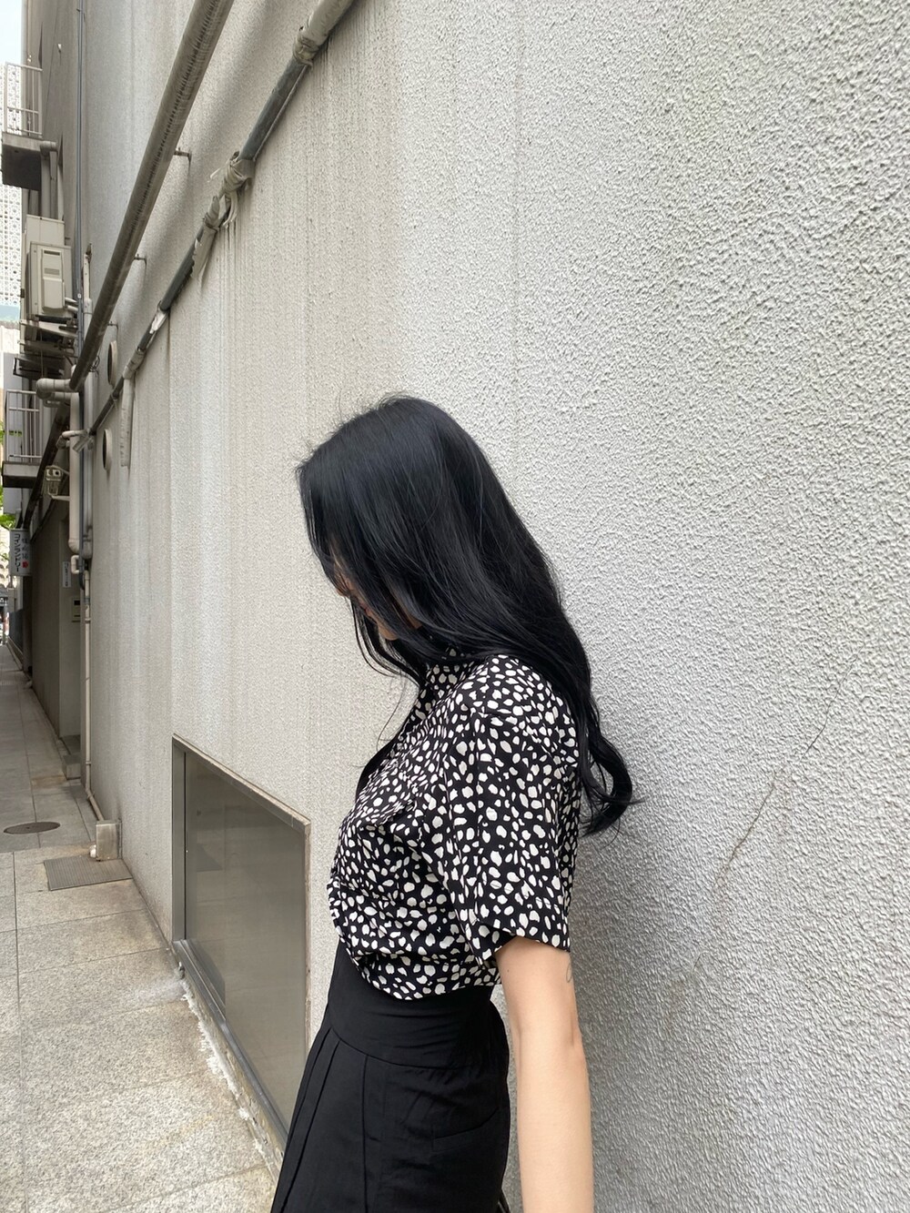 ブラック系のその他パンツ、その他のシャツ/ブラウス、ブラック系のサンダルを着用したレディースの春コーディネートの7枚目の写真