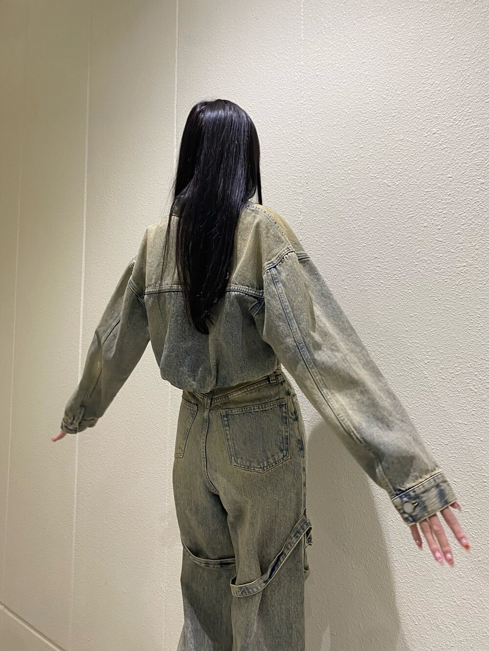 「春ニット、デニム、デニムジャケット、フレアデニム、ハイウエストデニム、サイドゴアブーツ、デニムセットアップ、セットアップ、セットアップスタイル、デニムコーデ、春コーデ、高身長、高身長コーデ、骨格ナチュラル、きれいめカジュアル」｜「EMODAのカーゴベルトルーズジーンズ（デニムパンツ、ブルー系）」を使った、中村樹李亜さん（骨格ナチュラル・レディース・175cm）の冬コーディネートの8枚目の写真