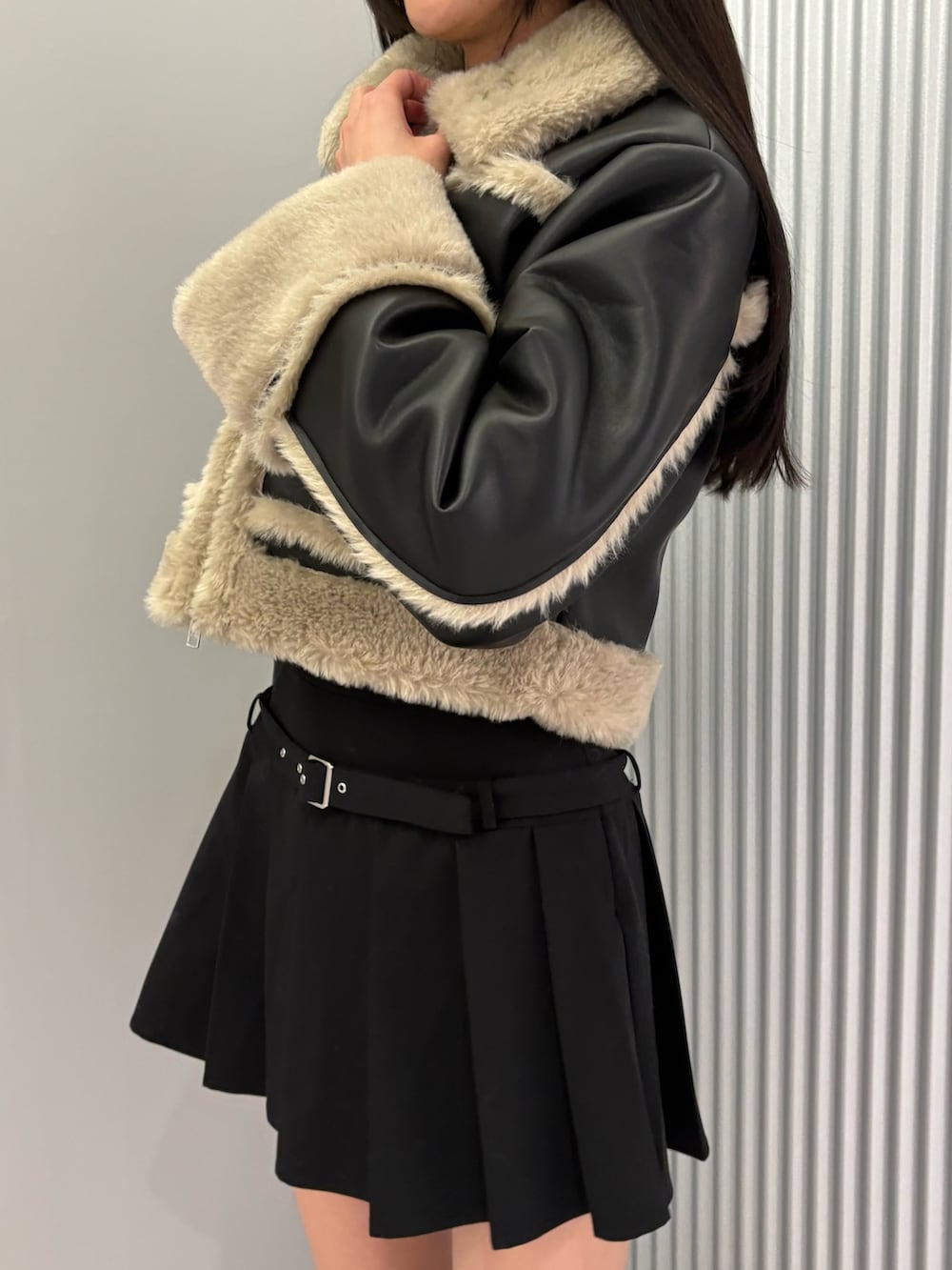 ブラック系のスカート、その他のブルゾン、ホワイト系のブーツを着用したレディースの秋コーディネートの7枚目の写真