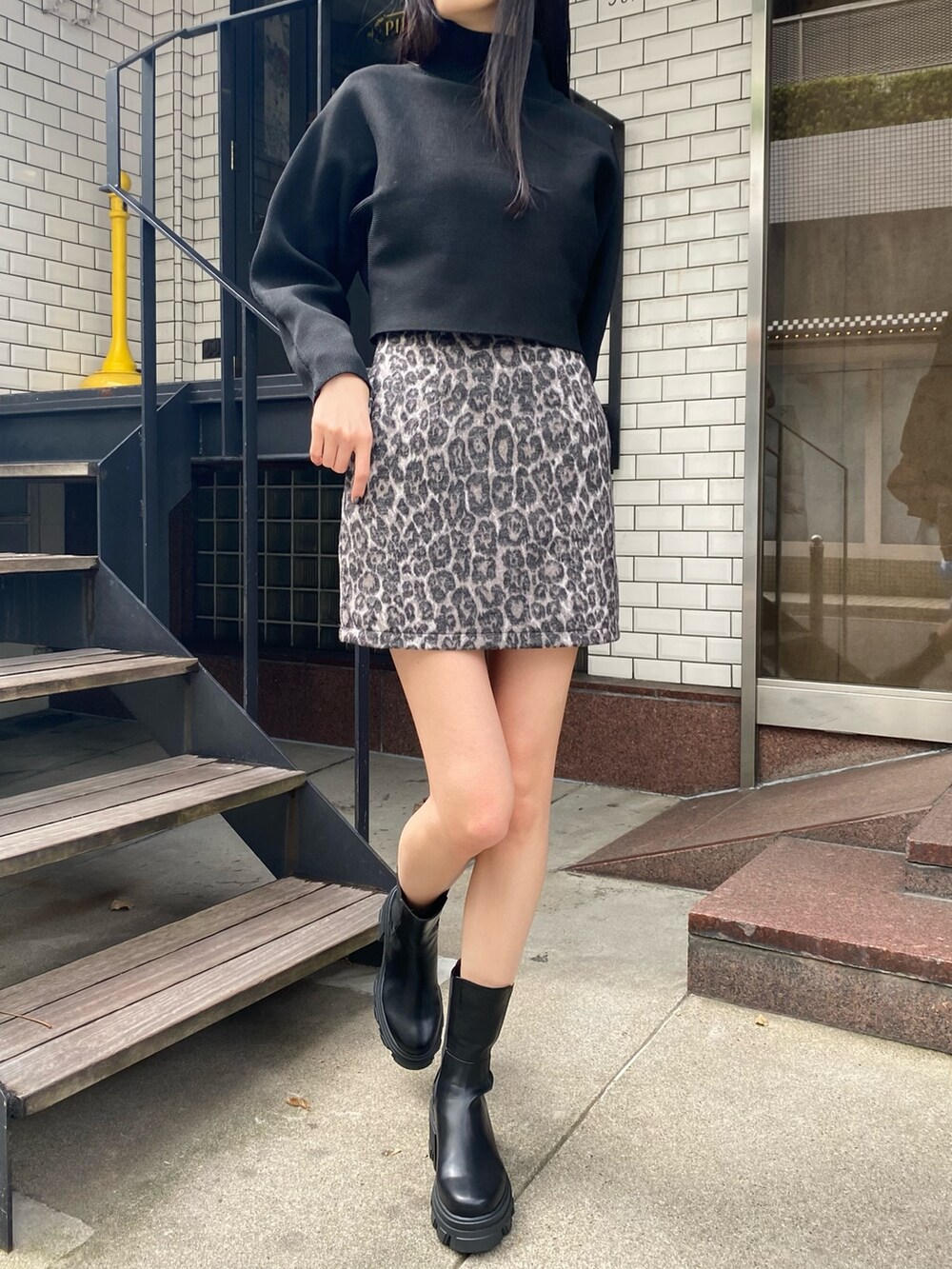 その他のスカート、ホワイト系のブルゾン、ブラック系のブーツを着用したレディースの秋コーディネートの6枚目の写真