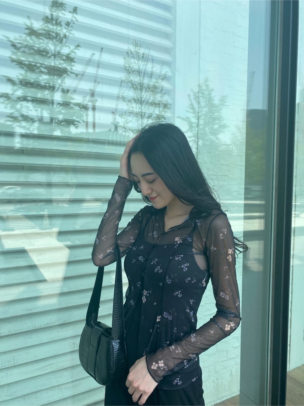 ブラック系のハンドバッグ、ブラック系のその他パンツ、ブラック系のサンダルを着用したレディースの夏コーディネートの4枚目の写真