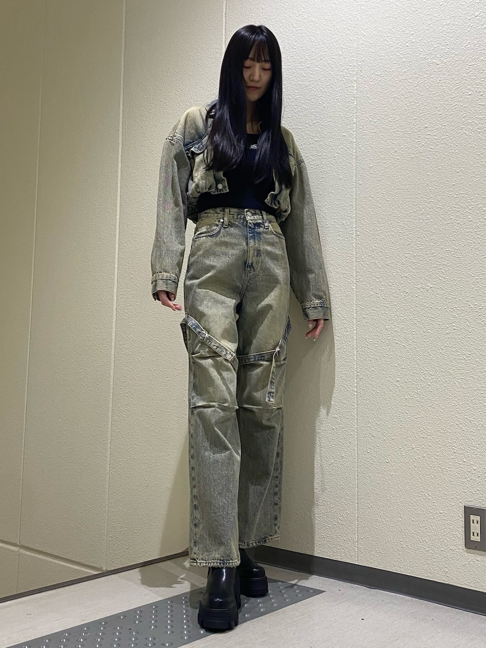 「春ニット、デニム、デニムジャケット、フレアデニム、ハイウエストデニム、サイドゴアブーツ、デニムセットアップ、セットアップ、セットアップスタイル、デニムコーデ、春コーデ、高身長、高身長コーデ、骨格ナチュラル、きれいめカジュアル」｜「EMODAのカーゴベルトルーズジーンズ（デニムパンツ、ブルー系）」を使った、中村樹李亜さん（骨格ナチュラル・レディース・175cm）の冬コーディネートの2枚目の写真
