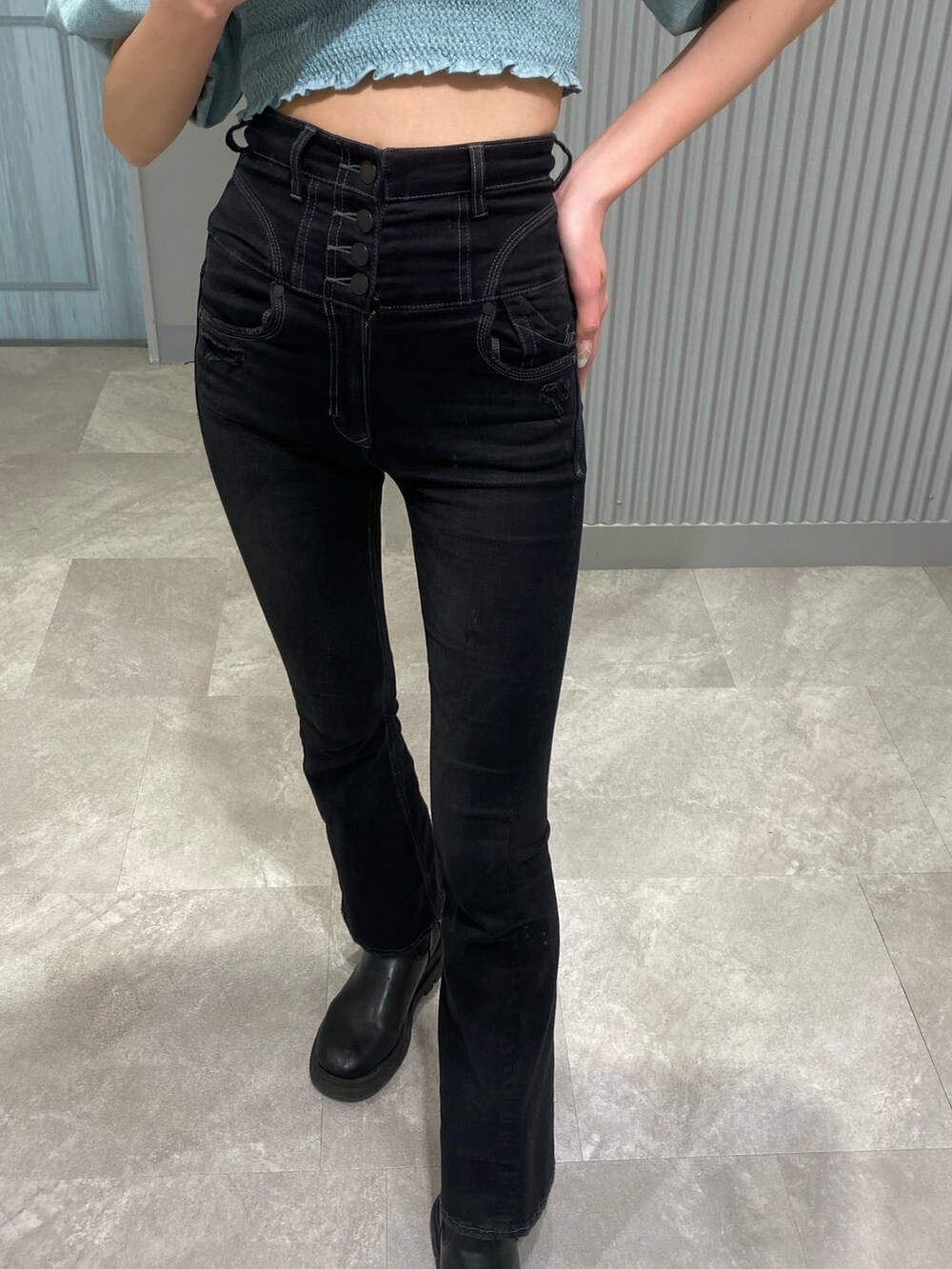 ブラック系のデニムパンツ、ブルー系のTシャツ/カットソーを着用したレディースの春コーディネートの7枚目の写真