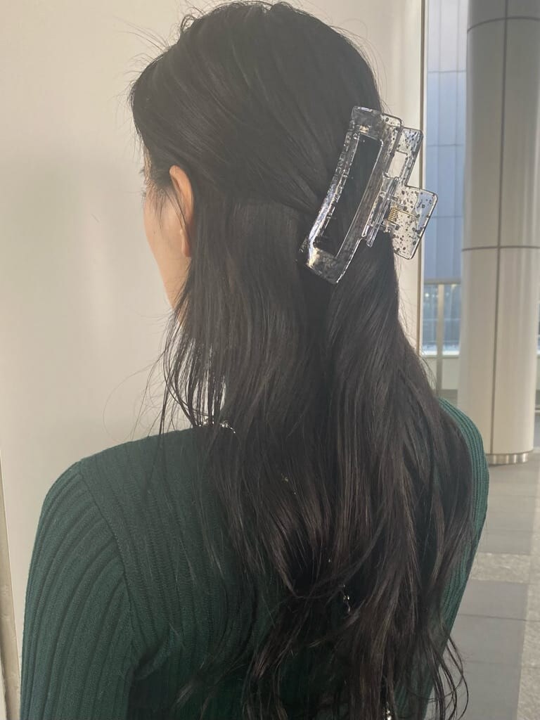 グリーン系のニット/セーター、その他のバレッタ/ヘアクリップを着用したレディースの冬コーディネートの2枚目の写真